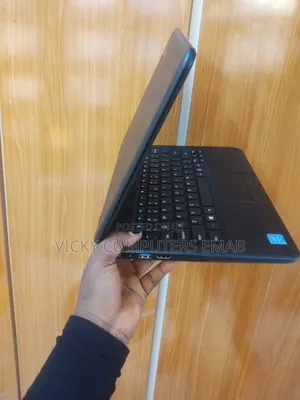 Laptop Lenovo 300e 8GB Intel SSD 128GB