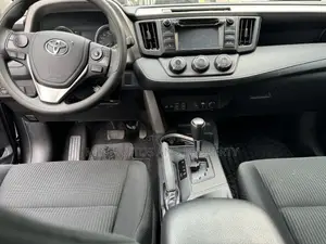 Toyota RAV4 LE 4dr SUV (2.5L 4cyl 6A) 2018 Gray