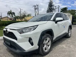 Toyota RAV4 2021 White