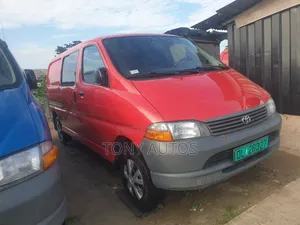Toyota HiAce 2005 Red