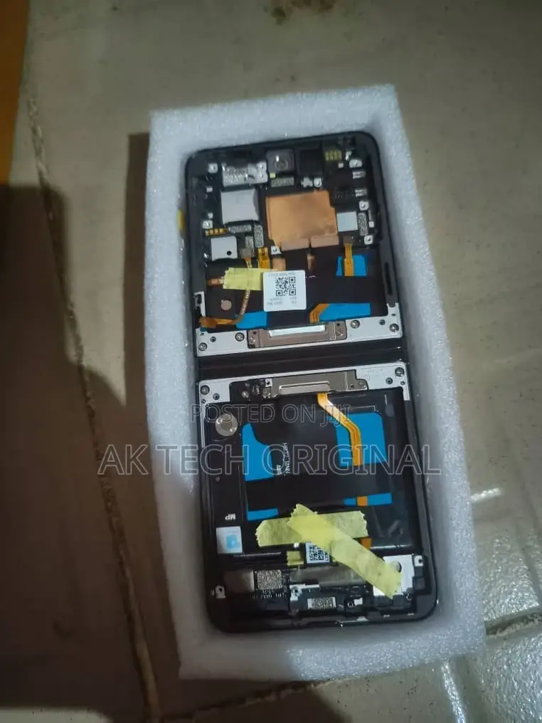 Original Screen Tecno Phantom v Flip