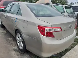 Toyota Camry LE 4dr Sedan (2.5L 4cyl 6A) 2013 Gold