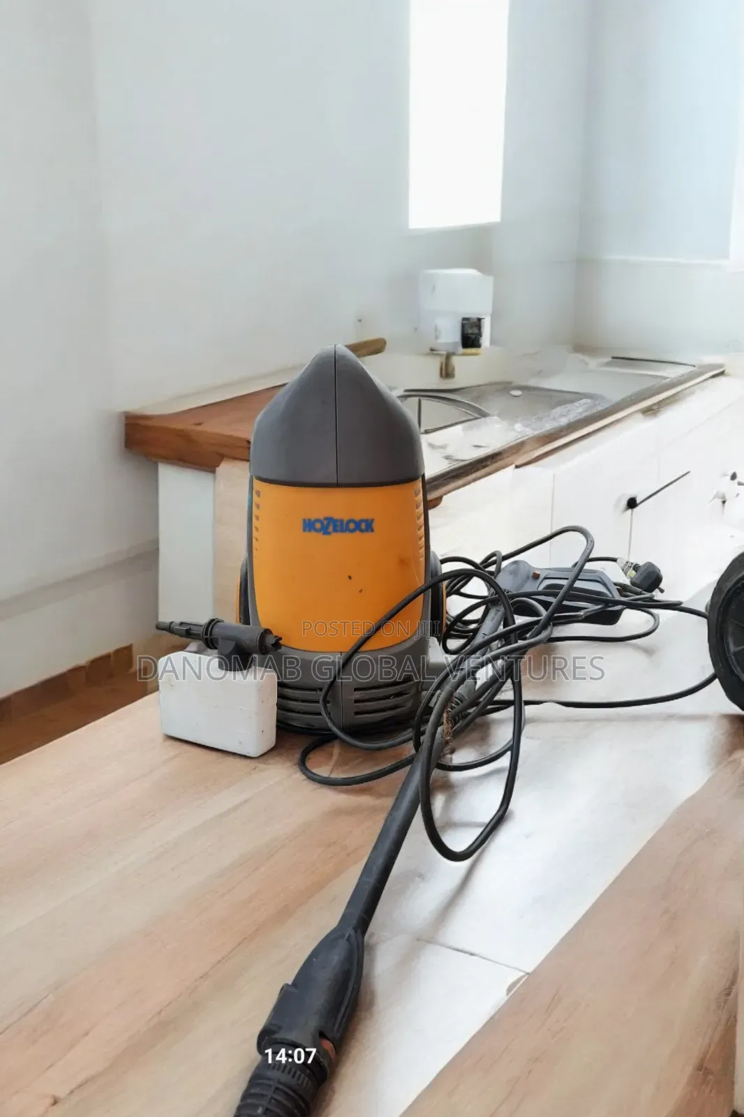 Hozelock High Pressure Washer With Soap Tank