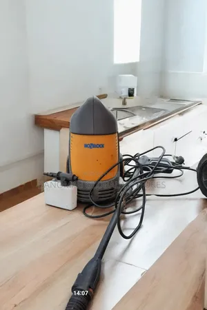 Hozelock High Pressure Washer With Soap Tank