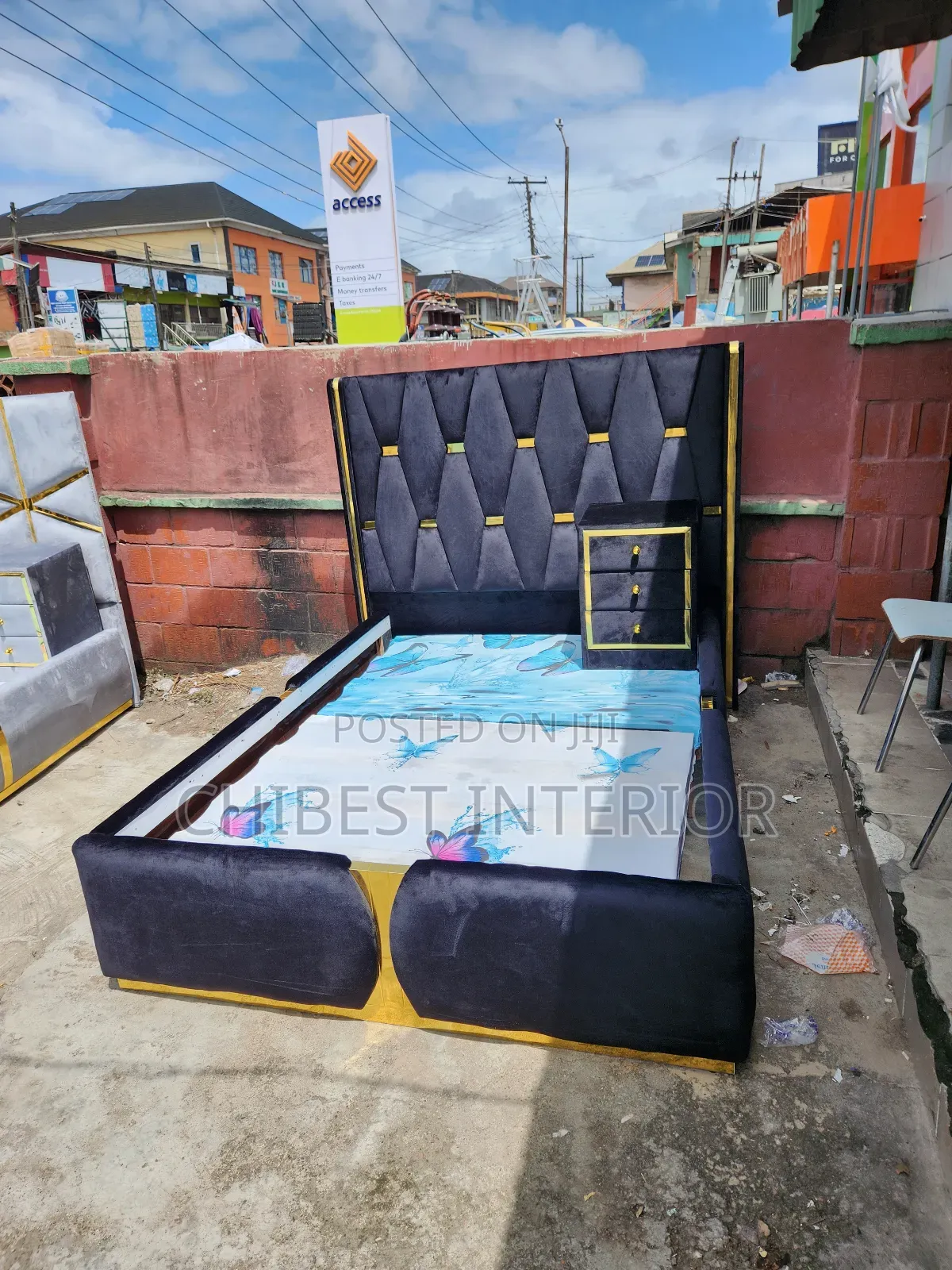 Padded 4.5by6 Bed Stand With One Bed Side