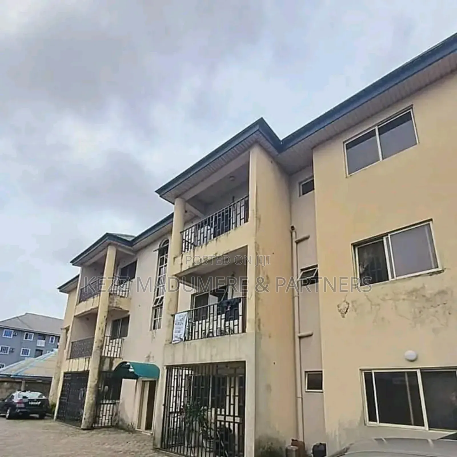 6bdrm Block of Flats in Iwofe Rd ,Off Ada for sale