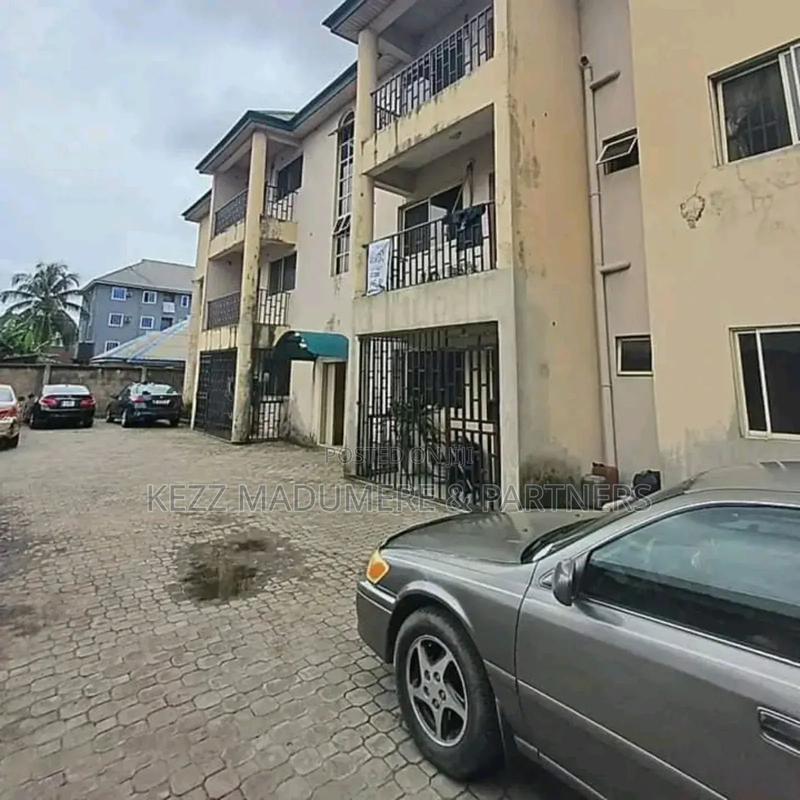 6bdrm Block of Flats in Iwofe Rd ,Off Ada for sale