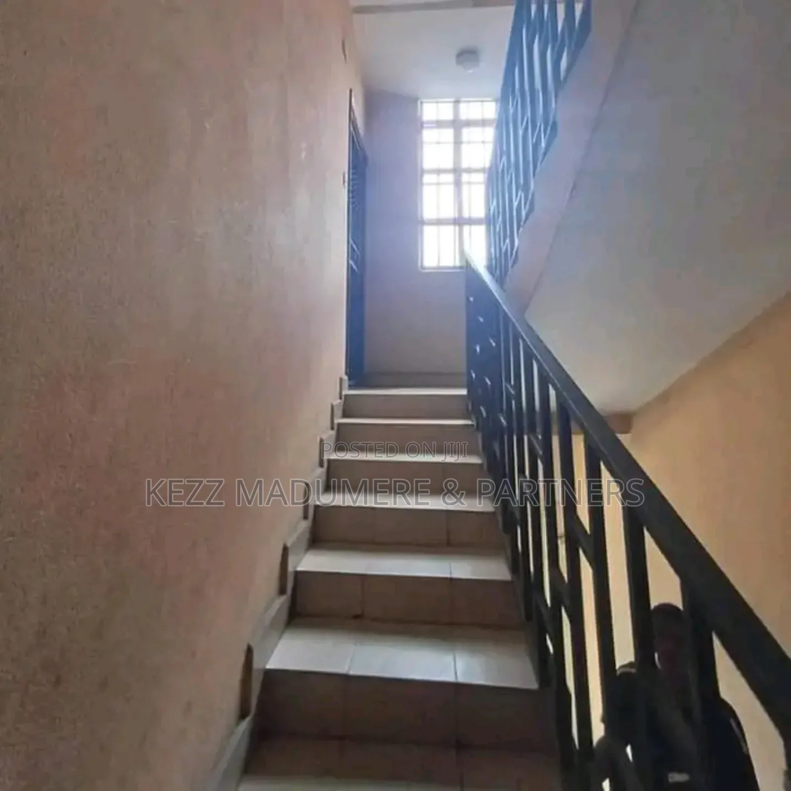 6bdrm Block of Flats in Iwofe Rd ,Off Ada for sale