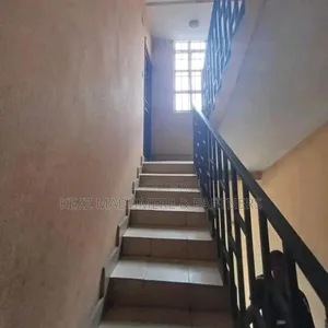 6bdrm Block of Flats in Iwofe Rd ,Off Ada for sale
