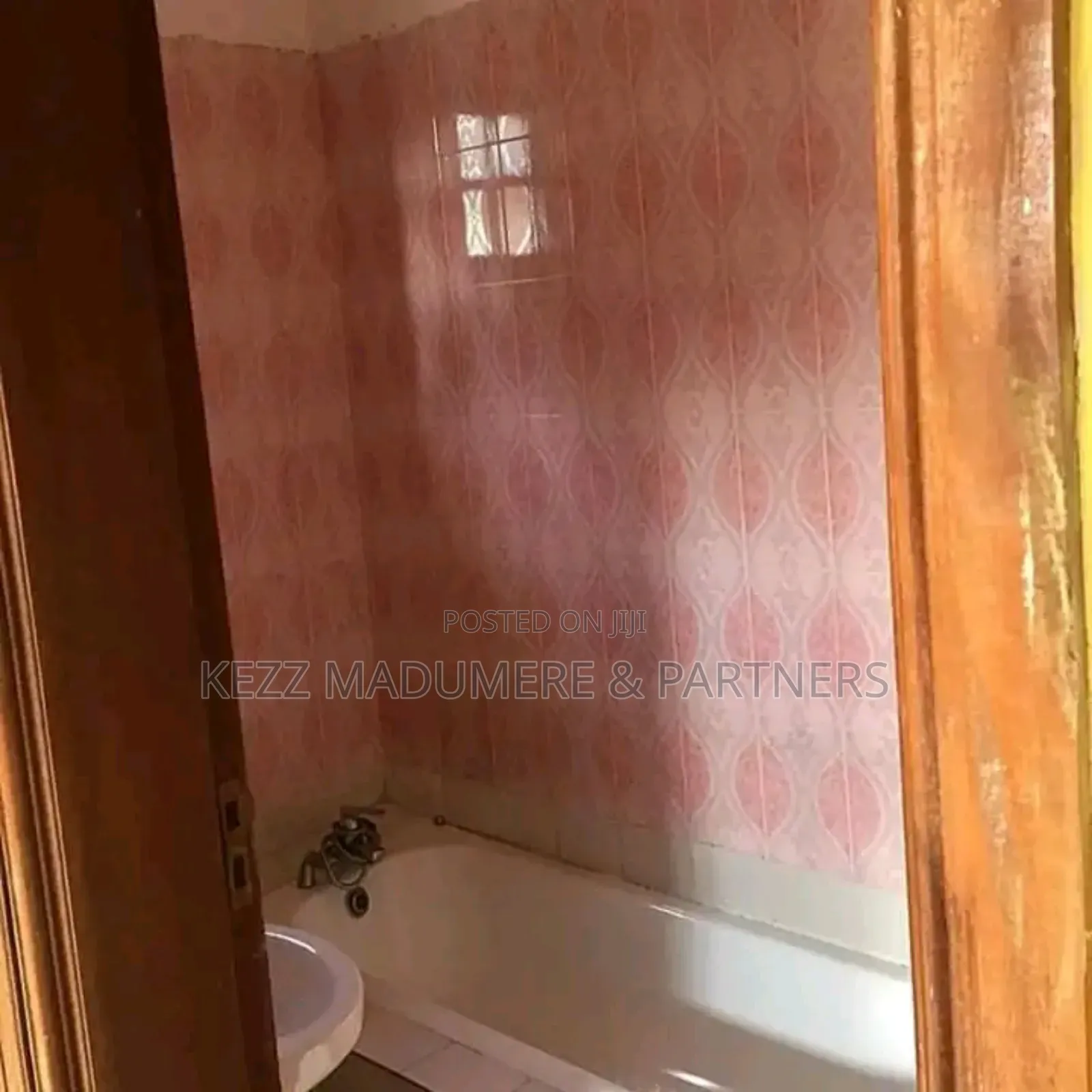 6bdrm Block of Flats in Iwofe Rd ,Off Ada for sale