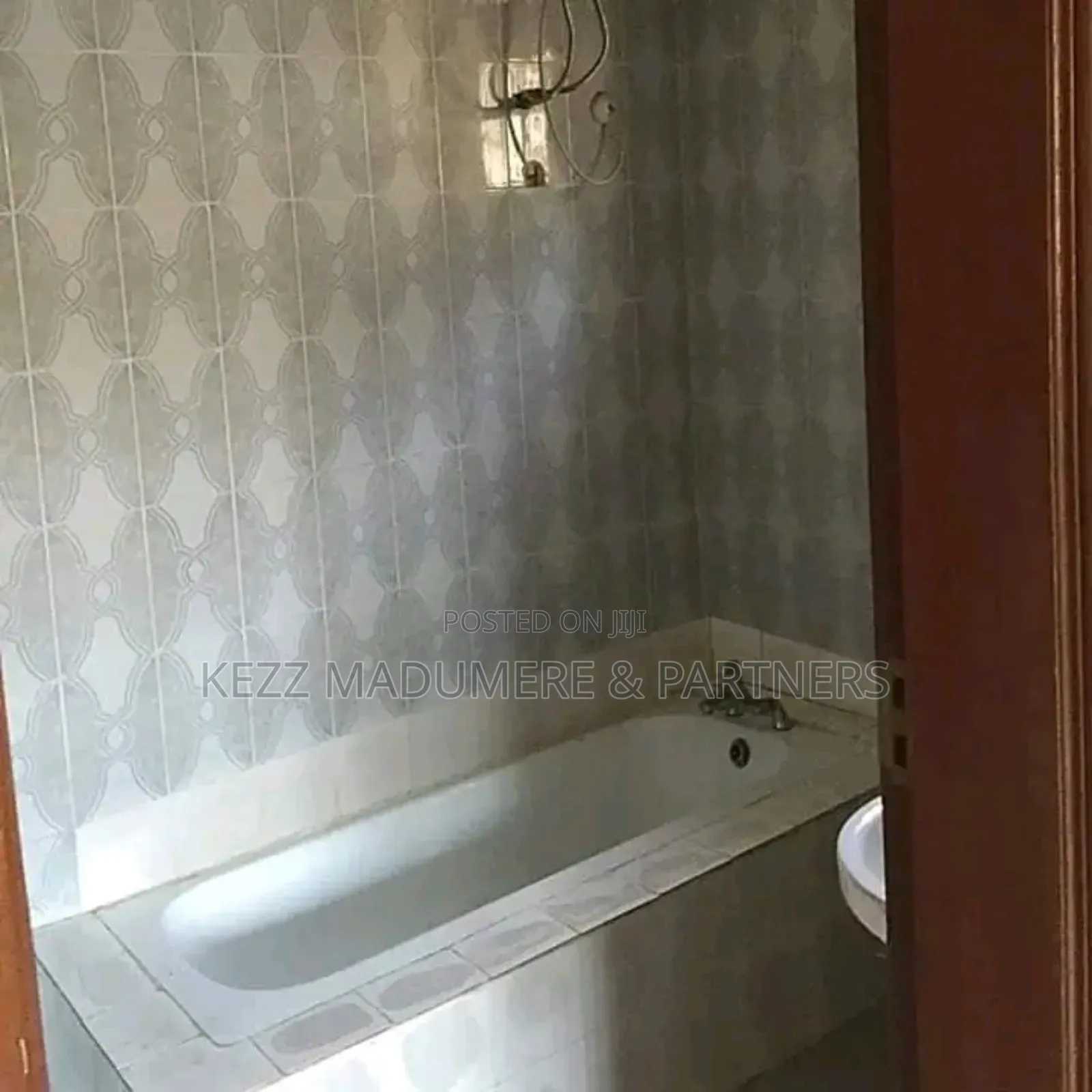 6bdrm Block of Flats in Iwofe Rd ,Off Ada for sale