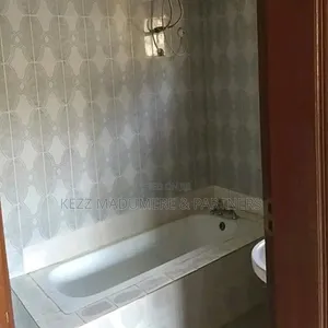 6bdrm Block of Flats in Iwofe Rd ,Off Ada for sale