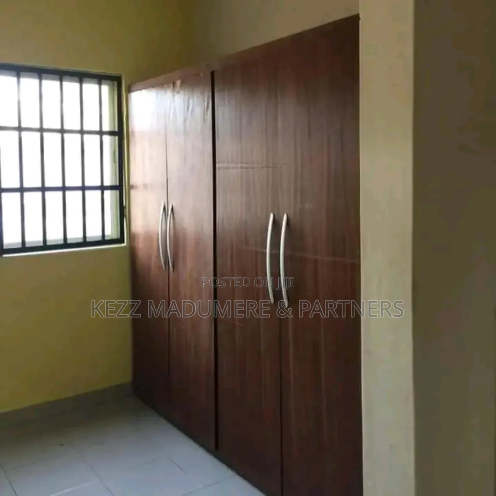 6bdrm Block of Flats in Iwofe Rd ,Off Ada for sale