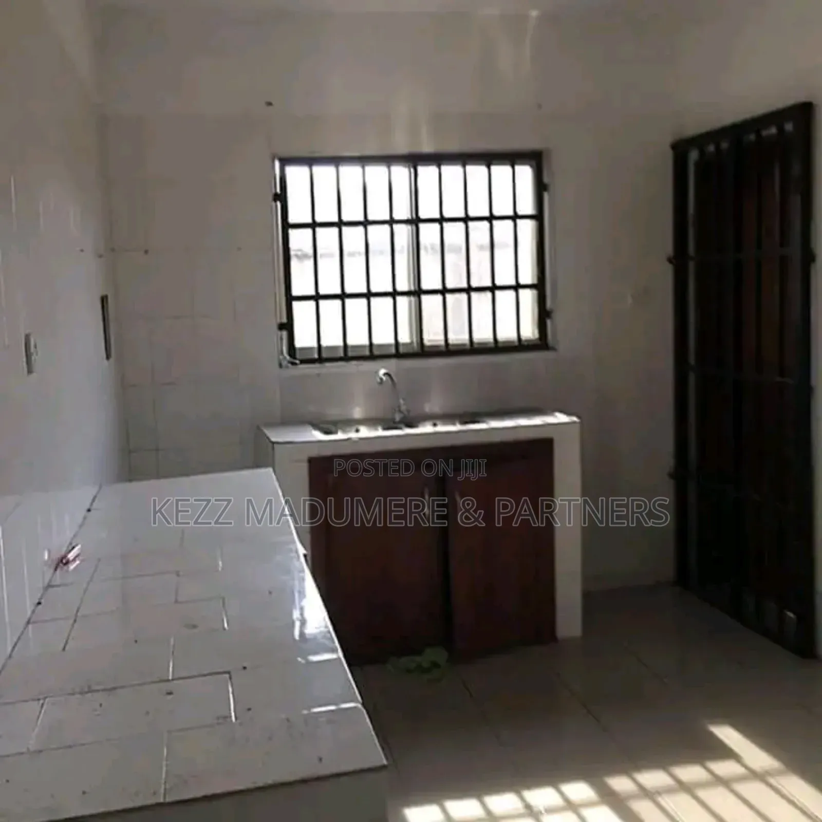 6bdrm Block of Flats in Iwofe Rd ,Off Ada for sale