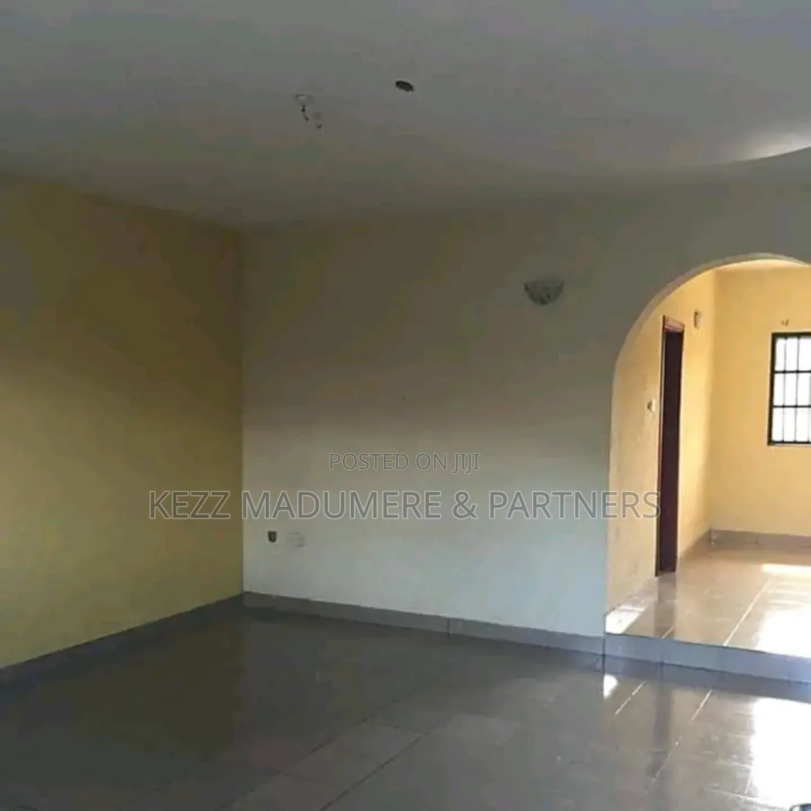 6bdrm Block of Flats in Iwofe Rd ,Off Ada for sale