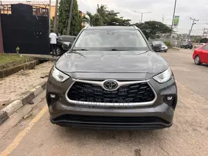 Toyota Highlander XLE 2021 Gray