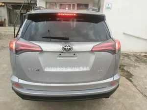 Toyota RAV4 LE FWD (2.5L 4cyl 6A) 2017 Silver
