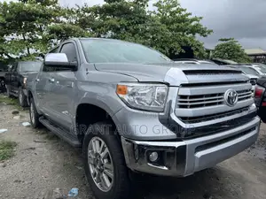 Toyota Tundra Platinum 5.7L V8 4x4 CrewMax 5.6 ft. box 145.7 in. WB