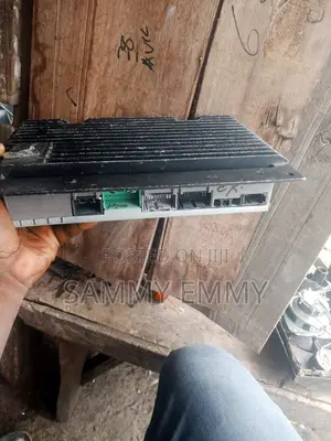 Land Rover / Range Rover LR3 LR4 Amplifier 2005 - 2012