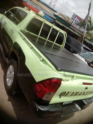 Fiber Folding Back Cover for Toyota Hilux 2019