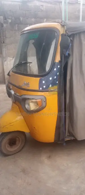 Piaggio 2023 Yellow