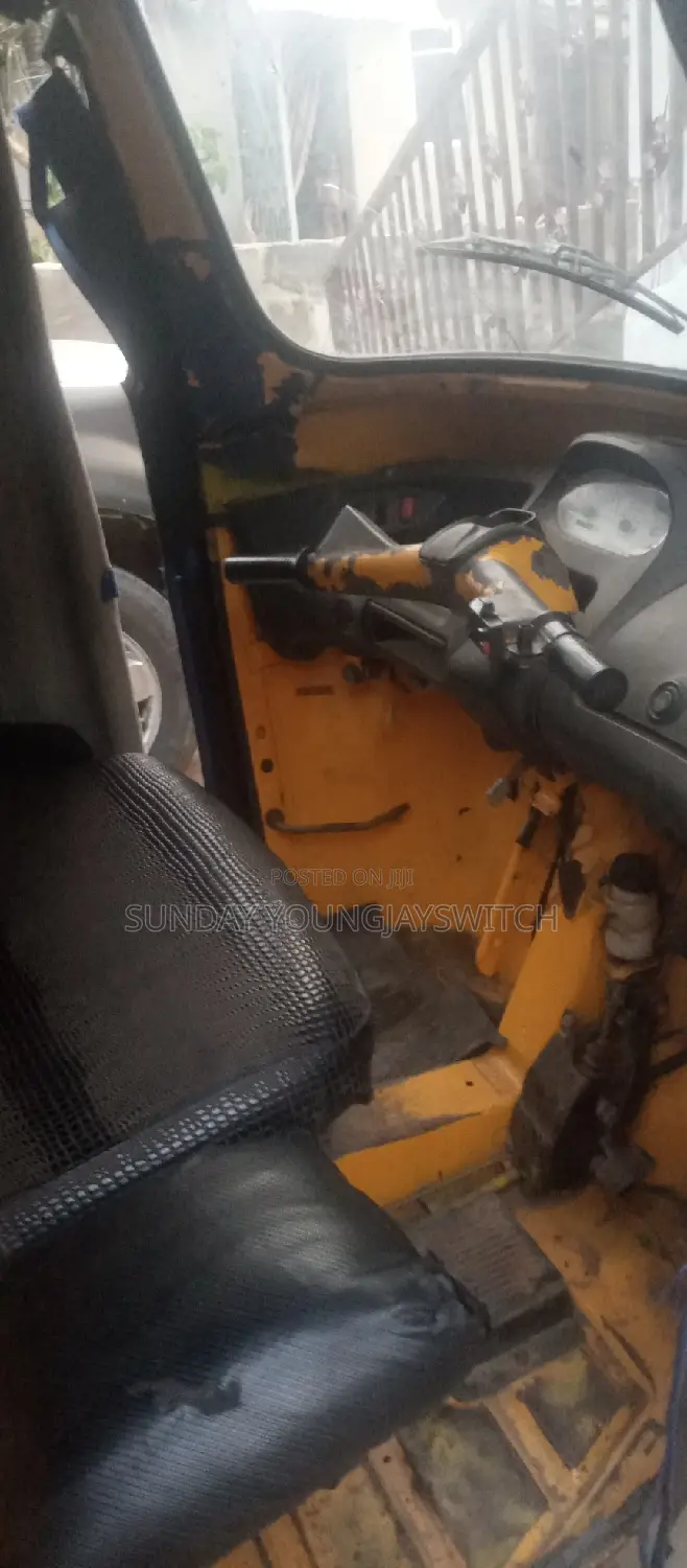 Piaggio 2023 Yellow