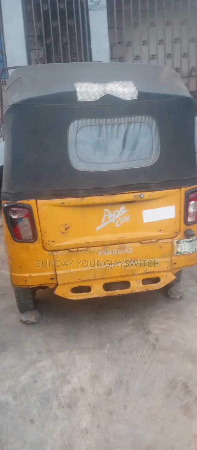 Piaggio 2023 Yellow