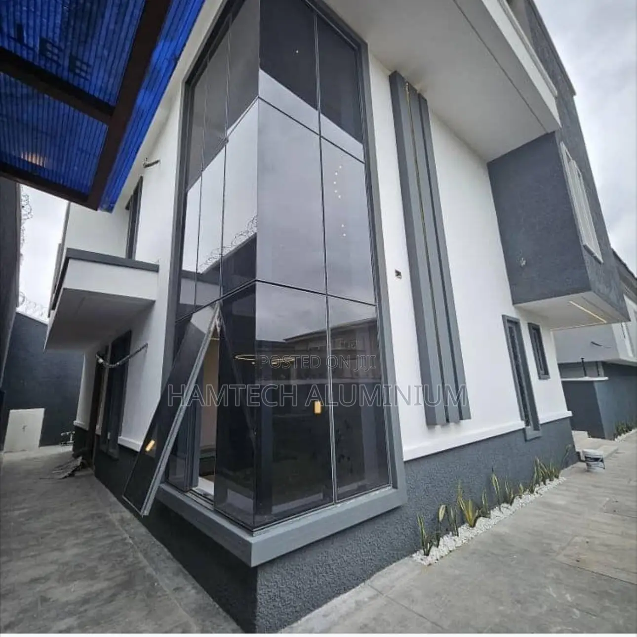 Projected Transom With Cutting Wall Window