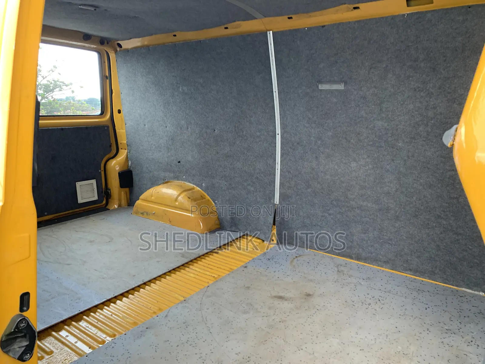 Volkswagen Transporter 2000 Yellow