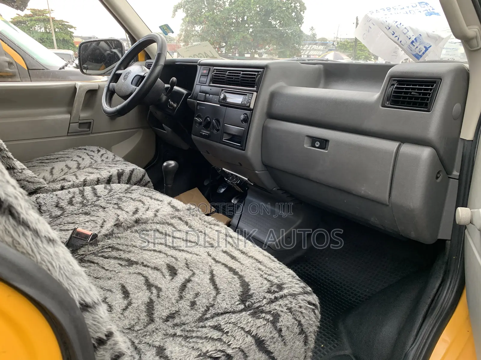 Volkswagen Transporter 2000 Yellow