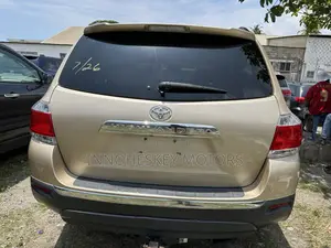 Toyota Highlander Limited 3.5l 4WD 2013 Gold