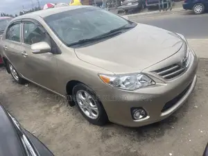 Toyota Corolla 2012 Gold