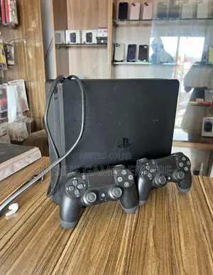 Ps4 Slim + Extra Controller