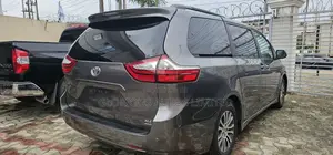 Toyota Sienna XLE AWD (3.5L 6cyl 8A) 2018 Gray