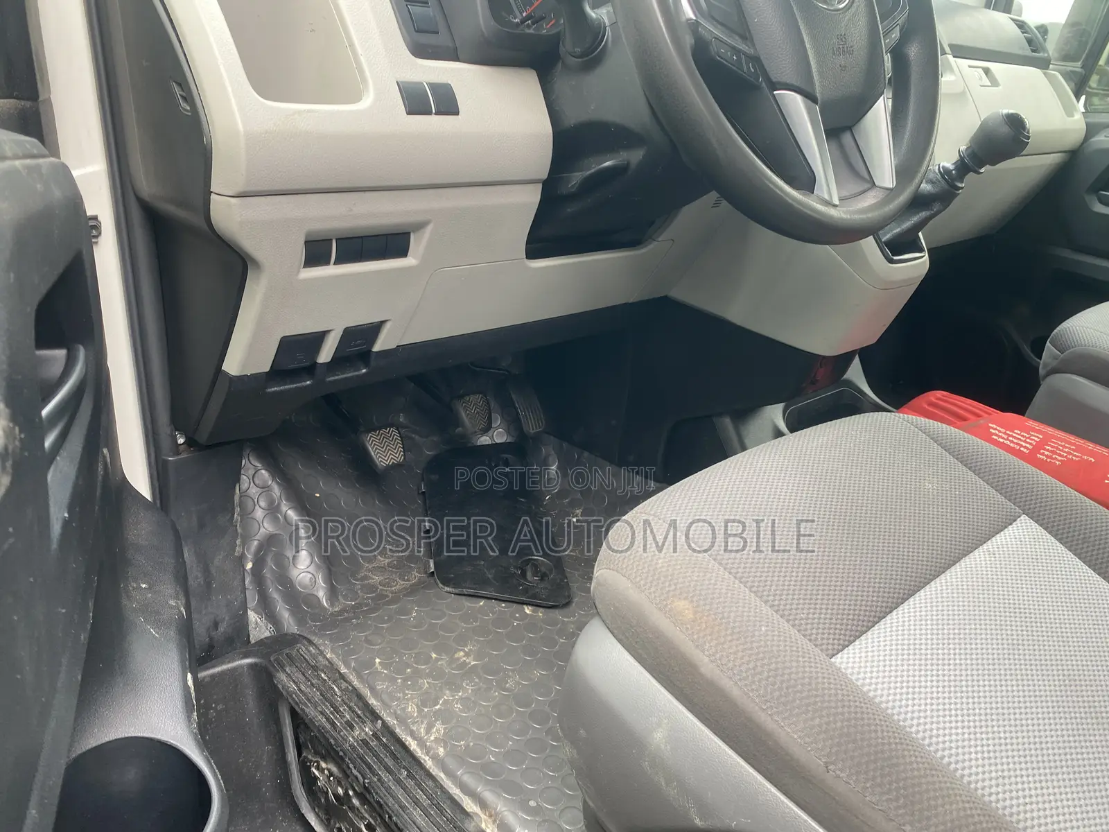 Toyota HiAce 2019 White