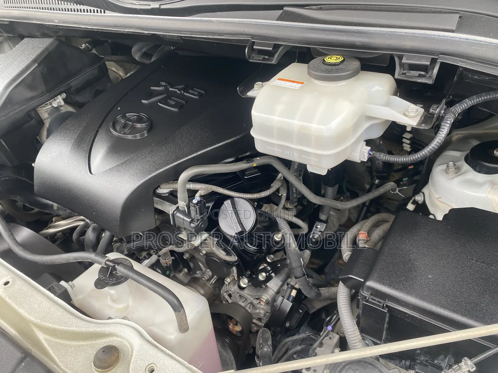 Toyota HiAce 2019 White