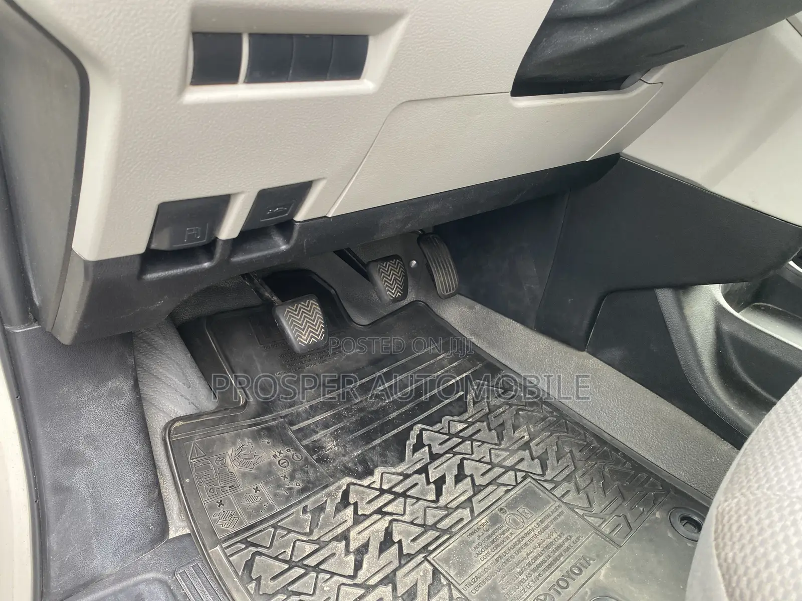Toyota HiAce 2019 White