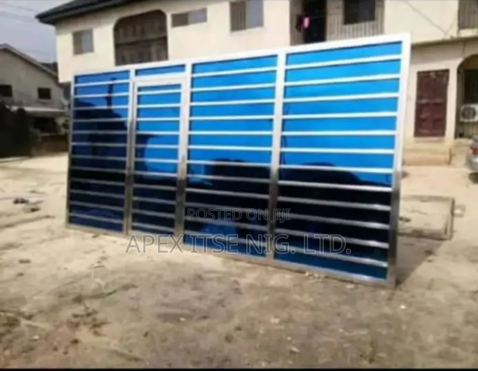 Stainless Gate With Blue Pan