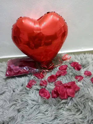 300pcs of Red Petals With 1pc of Heart Balloon PQ001