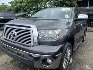 Toyota Tundra Limited 4dr Double Cab 4WD SB (5.7L 8cyl 6A) 2014 Gray