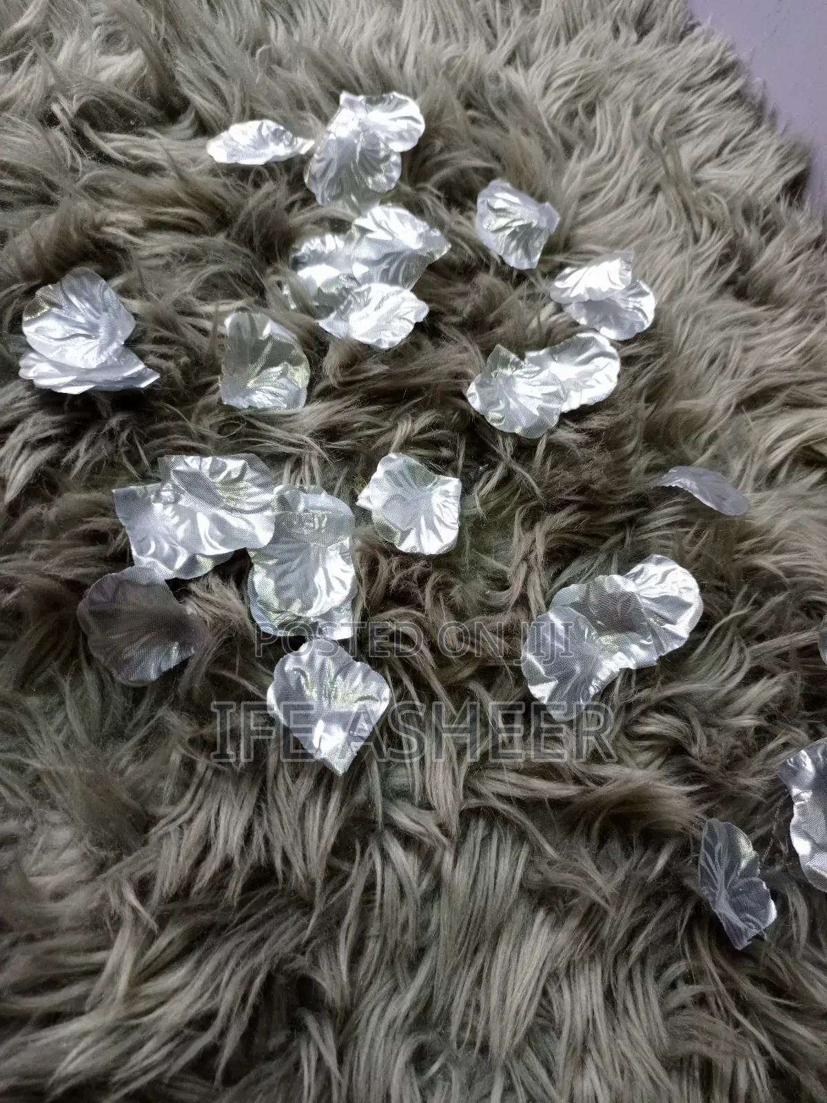 300pcs Silver Petals - 1 Pack