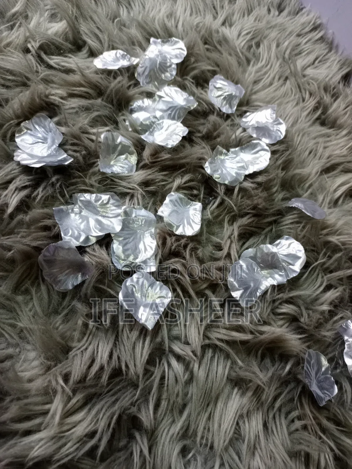 300pcs Silver Petals - 1 Pack