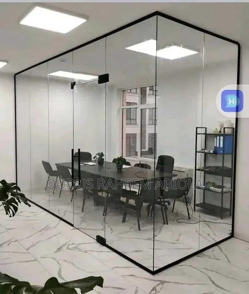 Frameless Partition With Black Accessories