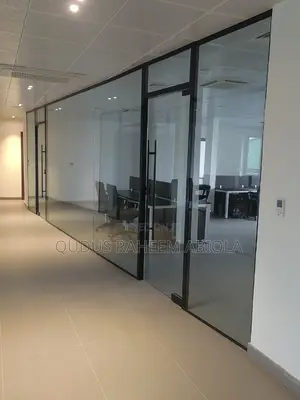 Frameless Partition With Black Accessories