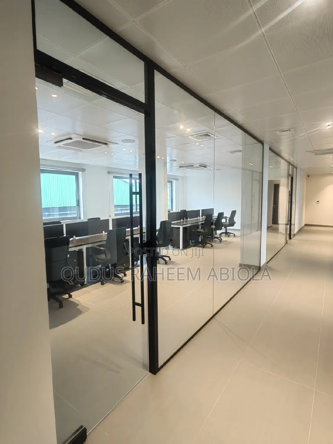 Frameless Office Partition With Black Accessories Quality