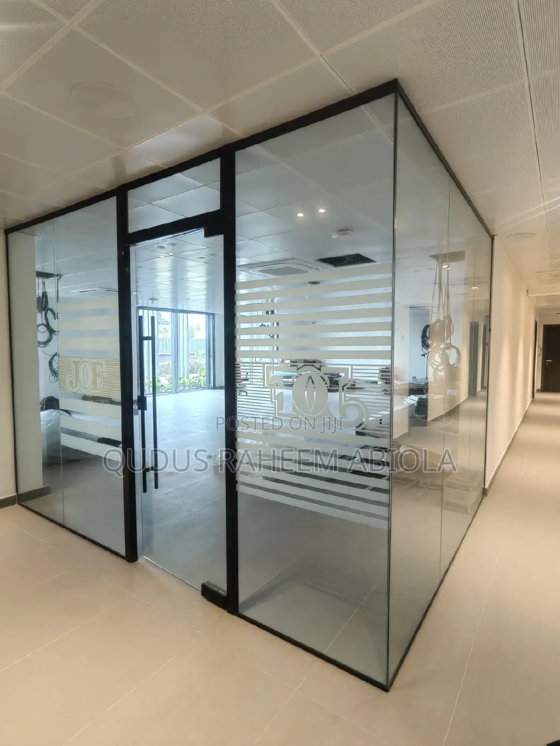Frameless Office Partition With Black Accessories Quality