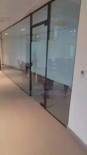 Frameless Partition With Black Accessories