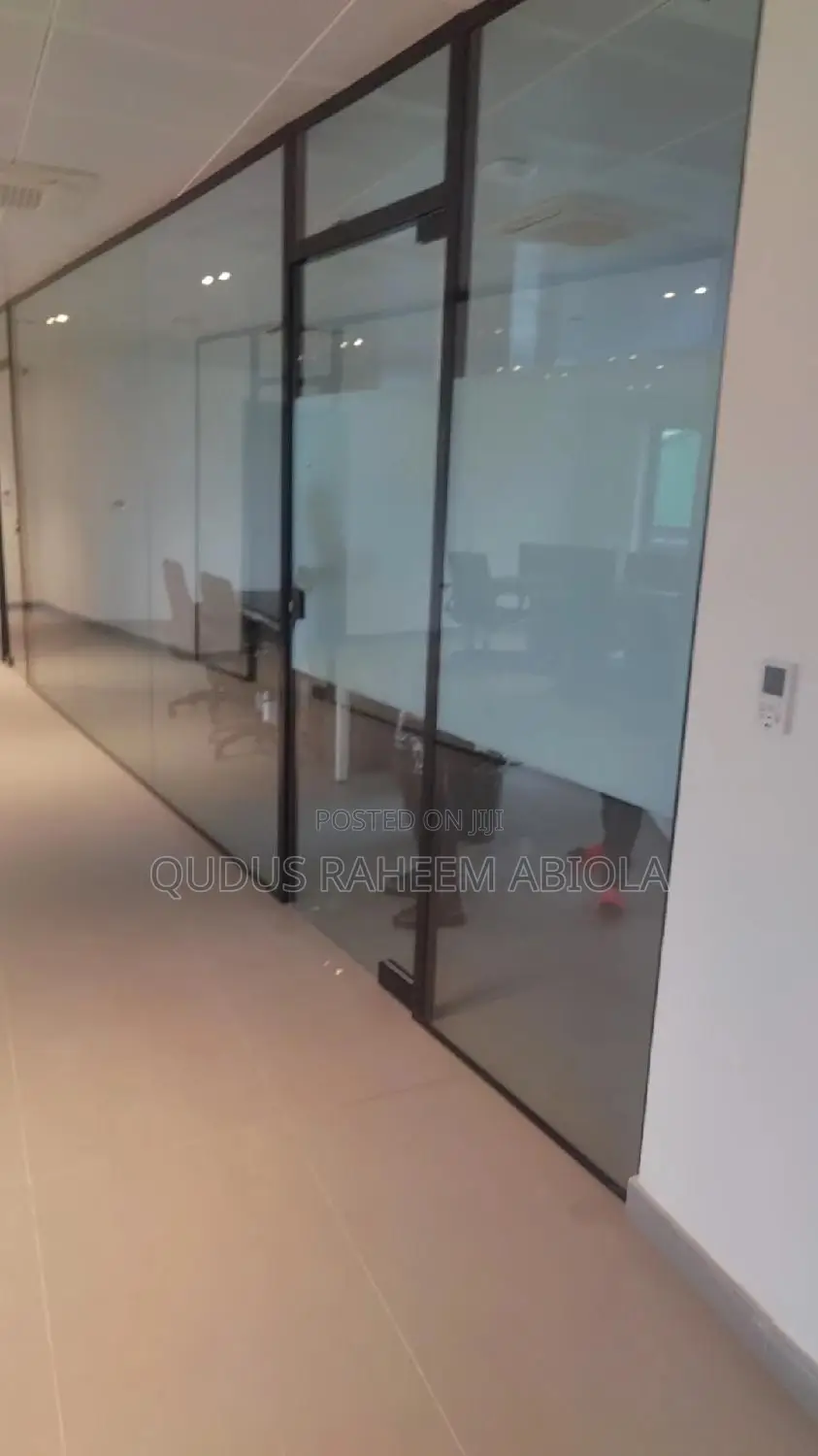 Frameless Partition With Black Accessories