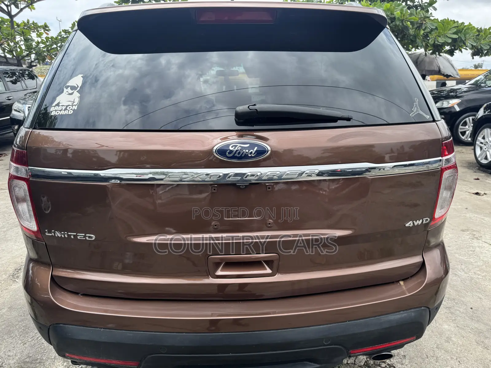Ford Explorer 2012 Gold