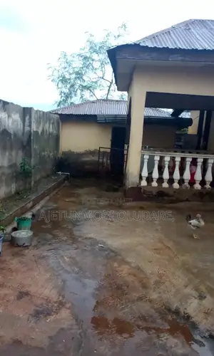 4bdrm Block of Flats in Omisanjana Ifesowapo, Ado Ekiti for sale